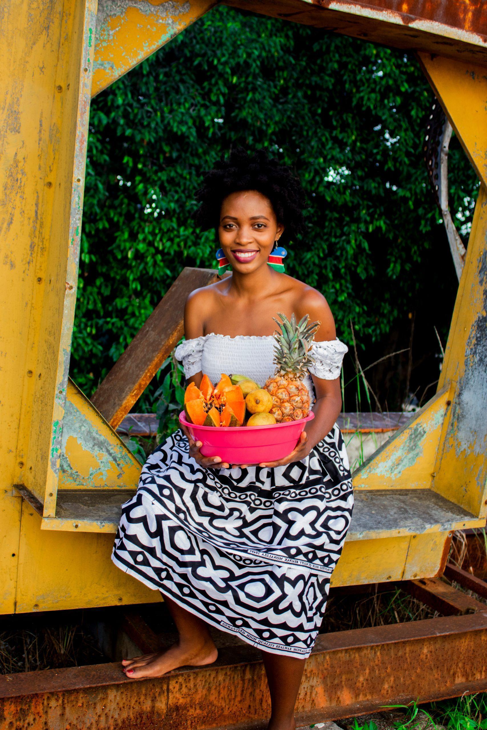 une femme portant une corbeille de fruits