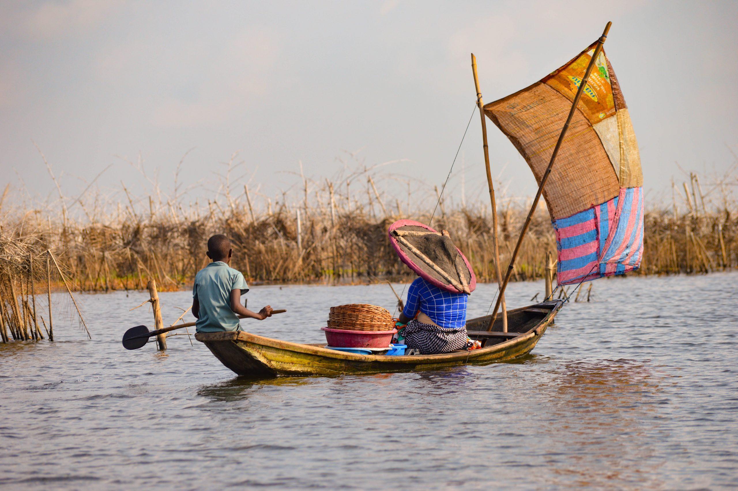une femme et un garçon pêchent