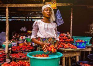 une femme qui vend des légumes